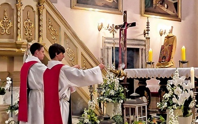 Przy zapachu kadzidła przed ikoną modlili się uczestnicy nabożeństwa w Białej.