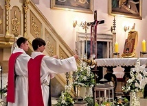 Przy zapachu kadzidła przed ikoną modlili się uczestnicy nabożeństwa w Białej.