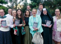 Organizatorzy spotkania z prelegentką – trzecia z prawej.