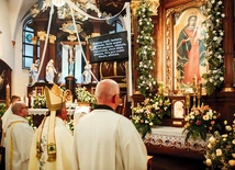 Abp Mieczysław Mokrzycki, metropolita lwowski, przed wizerunkiem wejherowskiej Pani.