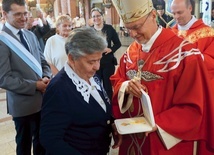 	Biskup Sławomir Oder wręcza odznaczenie Róży Schlisch