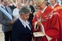 	Biskup Sławomir Oder wręcza odznaczenie Róży Schlisch