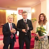 Od lewej: Stanisław Andrzej Potycz i laureaci. 