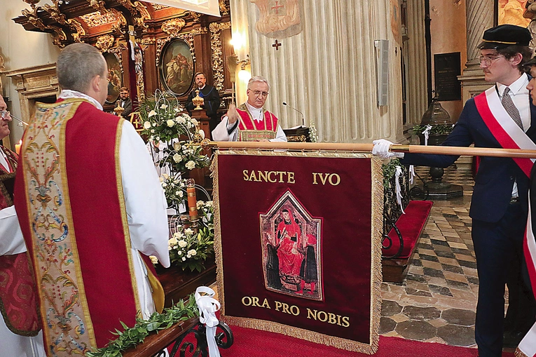 Na sztandarze stowarzyszenia poświęconym w kolegiacie uniwersyteckiej św. Anny widnieje wizerunek świętego opiekuna, którego oryginał jest we Florencji.