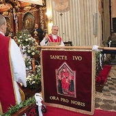 Na sztandarze stowarzyszenia poświęconym w kolegiacie uniwersyteckiej św. Anny widnieje wizerunek świętego opiekuna, którego oryginał jest we Florencji.