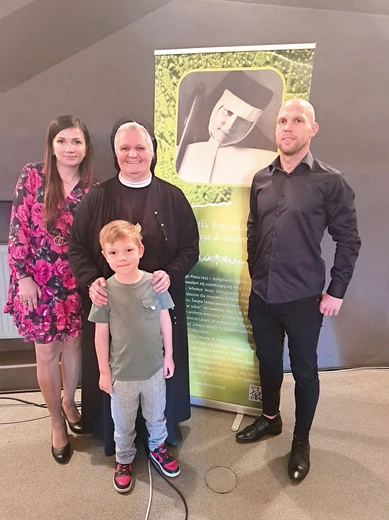 Michał z rodzicami i siostrą Elżbietą, która podsunęła im nowennę.