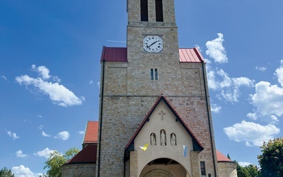 Bryła kościoła została zaprojektowana w stylu neoromańskim.