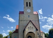 Bryła kościoła została zaprojektowana w stylu neoromańskim.