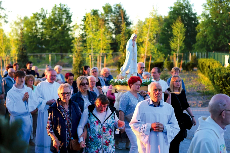 Wierni licznie uczestniczyli w pełnym programie uroczystości.