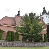 Przed egzekucją zakładników więziono w podziemiach kościoła w Krzynowłodze Małej. 