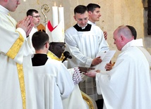 Biskup namaścił krzyżmem świętym dłonie nowo wyświęconych księży.