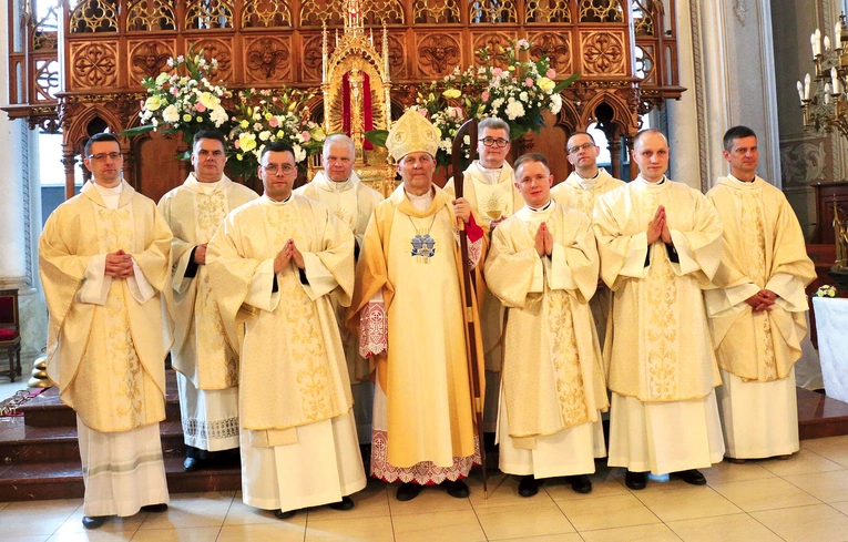 Diakoni z bp. Piotrem Turzyńskim i zarządem WSD w Radomiu.