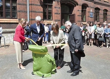 Niecodzienną rzeźbę odsłonili burmistrz Jan Wróblewski, dyrektor SOK Wioletta Zalewska, żona poety Małgorzata Goczoł oraz Harry Duda.