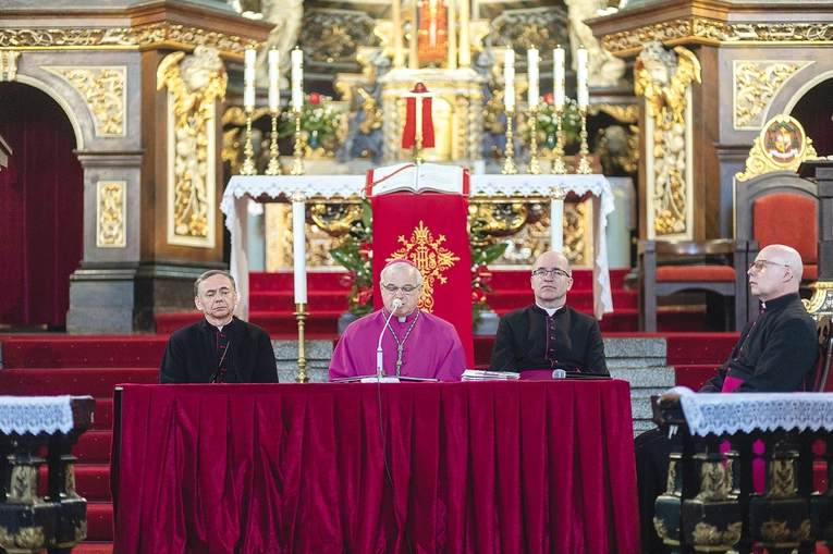 Pierwsza sesja odbyła się w wigilię Zesłania Ducha Świętego. 