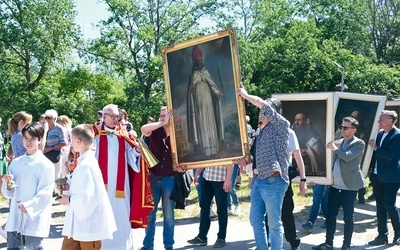 W procesji mężczyźni nieśli obrazy pierwszych pięciu kamedułów, którzy osiedlili się na Bielanach.