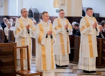 Mogą teraz udzielać Komunii Świętej i chrzcić, asystować przy zawieraniu małżeństwa, przewodniczyć liturgii pogrzebu czy głosić kazania.