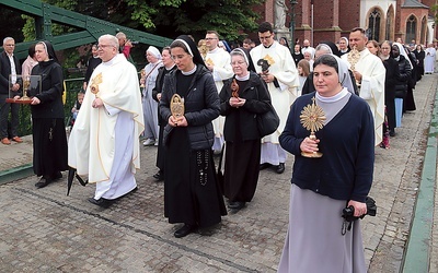 Kilkadziesiąt osób niosło relikwie świętych i błogosławionych.