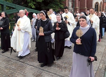 Kilkadziesiąt osób niosło relikwie świętych i błogosławionych.