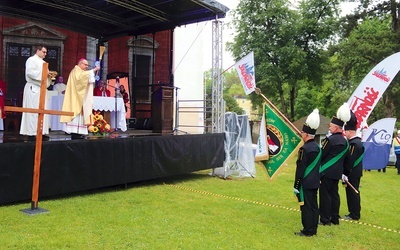 Biskup pomocniczy wrocławski poświęcił nowy sztandar kopalni bazaltu w Targowicy.