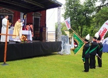 Biskup pomocniczy wrocławski poświęcił nowy sztandar kopalni bazaltu w Targowicy.