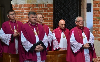 Pięciu kapłanów zasiadło na swoich miejscach w stallach.