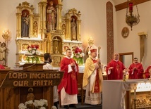 Mszy św. odpustowej przewodniczył bp Robert McManus. Ks. Grzegorz Zieliński (z lewej), trzeci z prawej ks. Krzysztof Korcz.