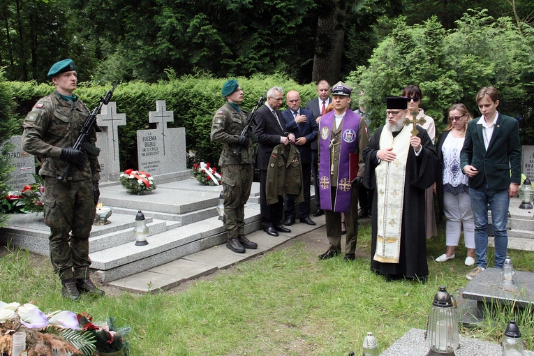 Oznaczenie grobów żołnierzy spod Monte Cassino