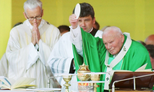 Święty Jan Paweł II podczas Eucharystii