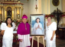 Biskup Rene Mayugba z diecezji Laoag wraz z mamą Niñy i jej siostrą w dniu rozpoczęcia procesu beatyfikacyjnego dziewczynki