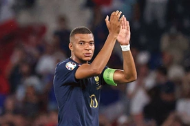 Kosmiczny Kylian Kylian Mbappe  Klub: Paris Saint-Germain Lat: 25  Wzrostu: 178 cm  O Kylianie powiedziano już chyba wszystko. A może najprościej byłoby powiedzieć tyle, że na boisku nie ma on słabych punktów. – Jest szybki, silny, wysoko skacze... I przede wszystkim dużo myśli na boisku – wyliczał kiedyś przed kamerą jego zalety Thierry Henry, drugi strzelec w historii reprezentacji Francji. Wtedy Kylian dopiero rozpoczynał dorosłą karierę. Dziś pełni rolę kapitana reprezentacji. I wystarczy mu tylko pięć…