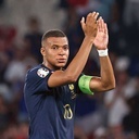 Kosmiczny Kylian Kylian Mbappe  Klub: Paris Saint-Germain Lat: 25  Wzrostu: 178 cm  O Kylianie powiedziano już chyba wszystko. A może najprościej byłoby powiedzieć tyle, że na boisku nie ma on słabych punktów. – Jest szybki, silny, wysoko skacze... I przede wszystkim dużo myśli na boisku – wyliczał kiedyś przed kamerą jego zalety Thierry Henry, drugi strzelec w historii reprezentacji Francji. Wtedy Kylian dopiero rozpoczynał dorosłą karierę. Dziś pełni rolę kapitana reprezentacji. I wystarczy mu tylko pięć…