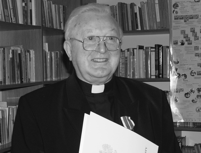 Zmarł bp pomocniczy senior Janusz Zimniak 