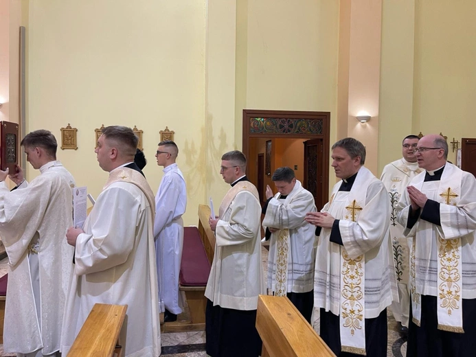 Złożenie przysięgi przed sakramentem świeceń.