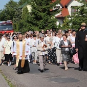 XI Diecezjalna Pielgrzymka Kobiet rozpoczęła się od białego marszu. - To nie żaden protest, opowiadanie się "za", ale świadectwo tego, dokąd zmierzamy, jakie jesteśmy - mówi A. Napiórkowska, organizatorka wydarzenia.