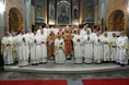 Nowi księża z biskupami, proboszczami i przełożonymi z seminarium.