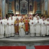 Nowi księża z biskupami, proboszczami i przełożonymi z seminarium.