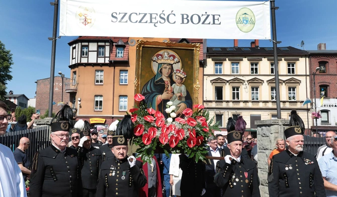 Mężczyźni pielgrzymują do Piekar