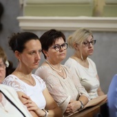 Panie z wielką uważnością słuchały konferencji. Niektóre z nich mają założone "zeszyty DPK", w których co roku dopisują kolejne zdania dla siebie z poszczególnych konferencji.