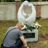 Pomnik stanął przy wejściu do cmentarza komunalnego w Jaworzynie Śląskiej.