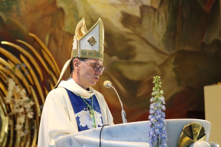 Mszy św. w kościele pw. św. Jana Pawła II przewodniczył i sztandar pobłogosławił biskup Mirosław Milewski.