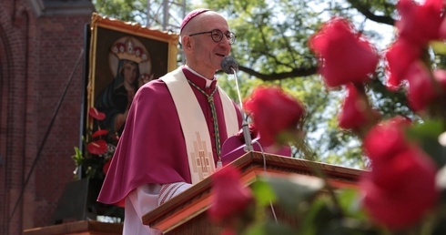 Abp Adrian Galbas na pielgrzymce mężczyzn i młodzieńców do sanktuarium w Piekarach Śląskich.