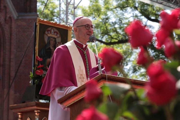 Abp Adrian Galbas na pielgrzymce mężczyzn i młodzieńców do sanktuarium w Piekarach Śląskich.