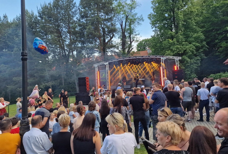 Łąkta. Majówka przy stawie