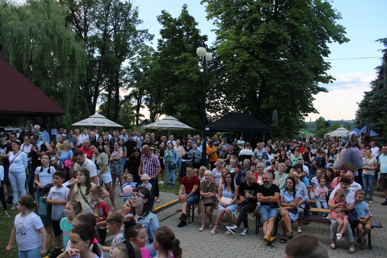 Łąkta. Majówka przy stawie