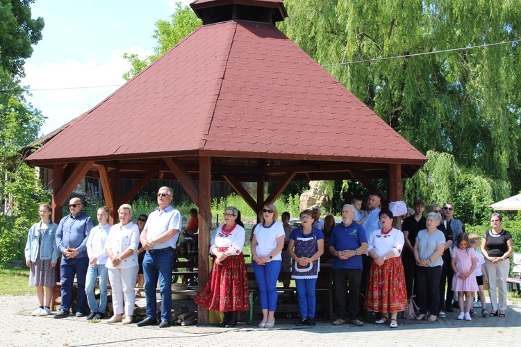 Łąkta. Majówka przy stawie