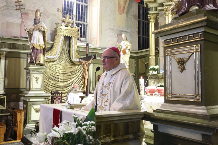 - Wędrujecie od Serca do Serca: od Maryi niosącej pod sercem Jezusa, do Matki, która tuli do serca martwe ciało Jezusa - powiedział biskup Szymon w Skępem.