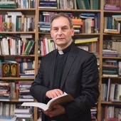 Ks. Piotr Mazurkiewicz  jest profesorem nauk społecznych, wykładowcą Uniwersytetu Kardynała Stefana Wyszyńskiego. W latach 2008–2012 był sekretarzem generalnym Komisji Konferencji Episkopatów Unii Europejskiej COMECE.