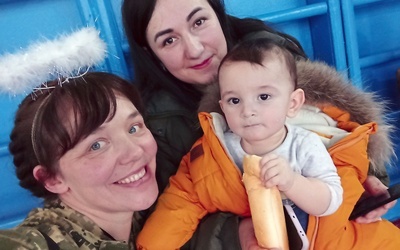 Wojna zabiła uśmiech ukraińskich dzieci. Anioły radości siostry Wiktorii próbują go wskrzesić