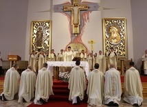 Po Mszy św. neoprezbiterzy udzielili błogosławieństwa prymicyjnego księżom i alumnom.