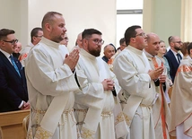 Sylwetki nowych księży prezentujemy na s. III.